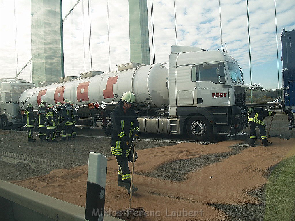 VU 4 LKW s Rodenkirchnerbruecke Rich Olpe P058.JPG